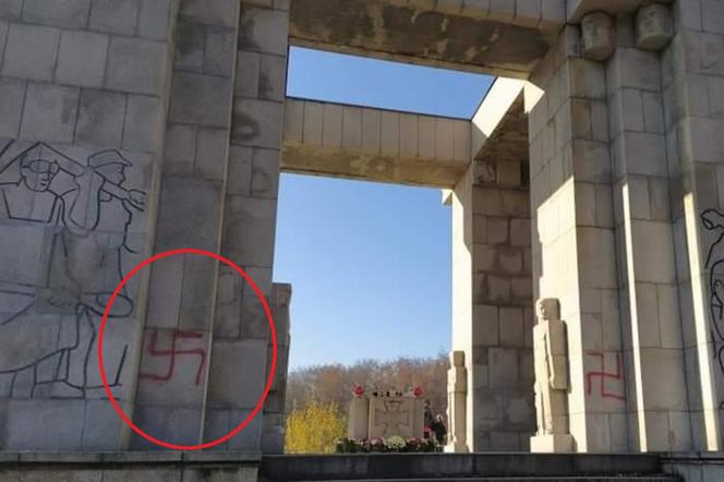 Góra Świętej Anny: Swastyki pokryły pomnik powstańców! [ZDJĘCIA]