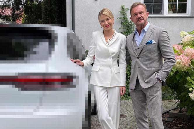 Eleganccy Pazurowie i sportowa fura! To auto ulubionej marki Cezarego