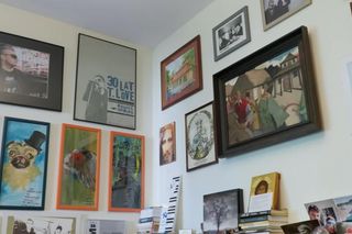 Muniek Staszczyk pokazał, jak mieszka. Uwielbiam tandetne pamiątki