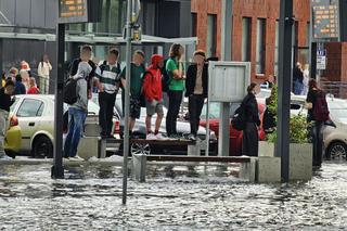 Nawałnica nad Gnieznem. Miasto zalały strumienie wody po ulewie i gradobiciu [ZDJĘCIA].