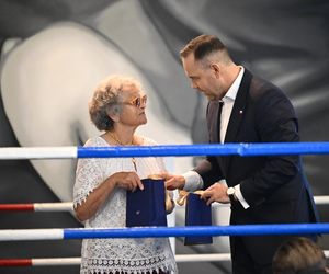 Karol Nawrocki na gali boksu w Gdańsku! Prezydent nie zapomniał o przyjaciołach