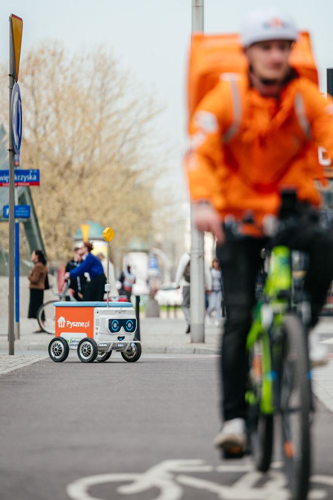 Na ulice Warszawy wyjechał pierwszy w historii marki, półautonomiczny robot dostawczy Pyszne.pl