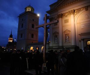 Duże utrudnienia w Warszawie. Tramwaj i autobusy pojadą objazdami. Gdzie spodziewać się zamkniętych ulic?