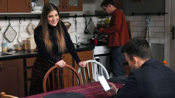 Barwy szczęścia odc. 3180. Agata (Natalia Zambrzycka), Hubert (Marek Molak), Ignacy (Olaf Staszkiewicz)