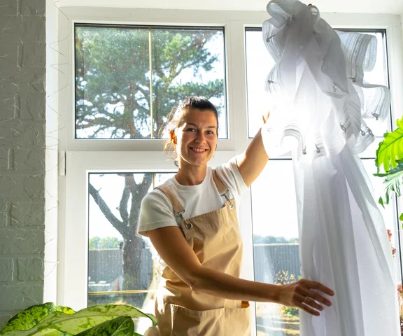 Wystarczy, że dodasz pół szklanki tego do każdego prania firanek. Poszarzałe firany oślniewać będą bielą zawieszone na karniszach. Nie wiem, czemu wcześniej tego nie robiłam