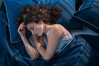 Naukowcy wyliczyli, o której godzinie najlepiej kłaść się spać. Serce ci za to podziękuje