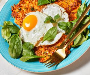 Jamie Oliver podpowiada co jeść latem. Rosti z batatów to strzał w 10