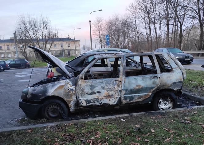 Radom: Pożar aut na parkingu przy 11 listopada.