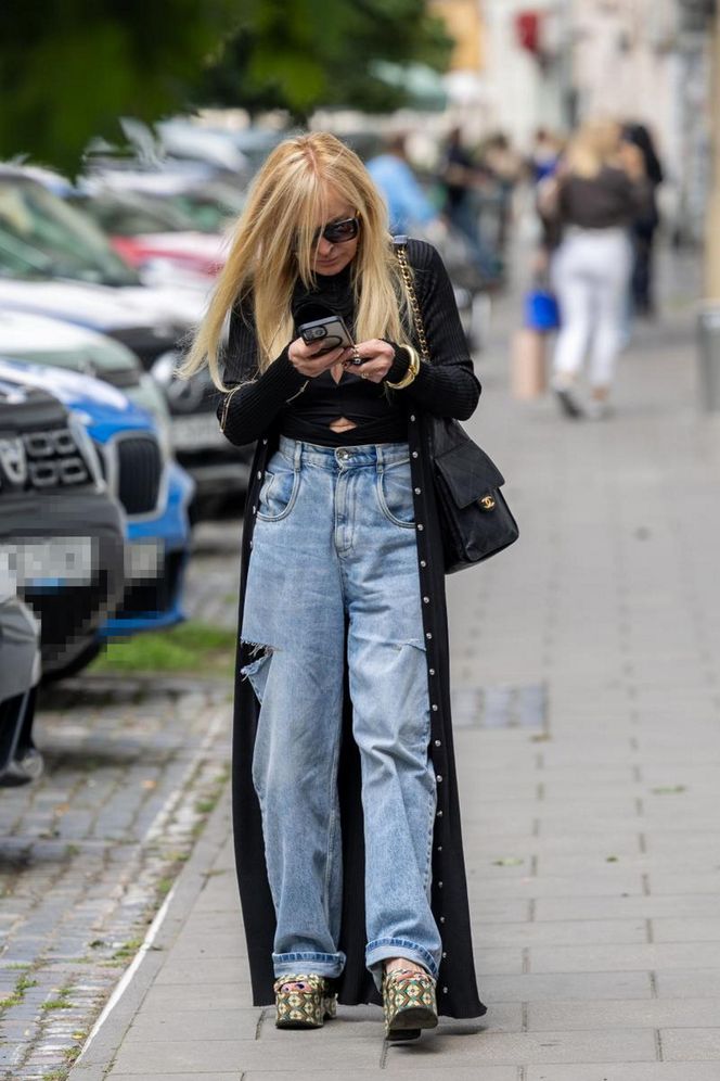 Monika Olejnik w butach Miu Miu za krocie i porwanych dżinsach! Ta stylizacja szokuje