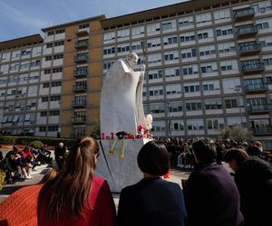 Wierni modlą się za papieża Franciszka. Tłum pod kliniką Gemelli w Watykanie