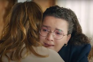 Policja znajduje ciało porywacza Ragipa i przychodzi po Melis. Ta chwyta za broń! Szybko okazuje się jednak, że to tylko zły sen Feraye.