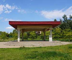 Lublin. „Filary porośnięte bluszczem” i nie tylko. Park Jana Pawła II w lipcowej odsłonie