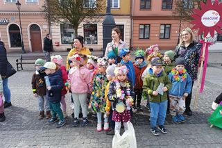 Przemarsz przedszkolaków z marzannami ulicami Grudziądza