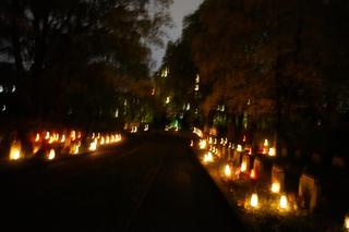 Cmentarz na poznańskiej Cytadeli nocą