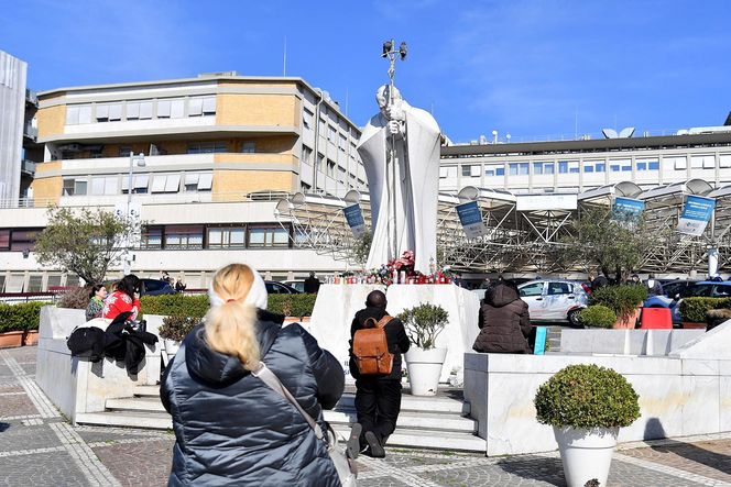 Wierni modlą się za papieża Franciszka. Tłum pod kliniką Gemelli w Watykanie