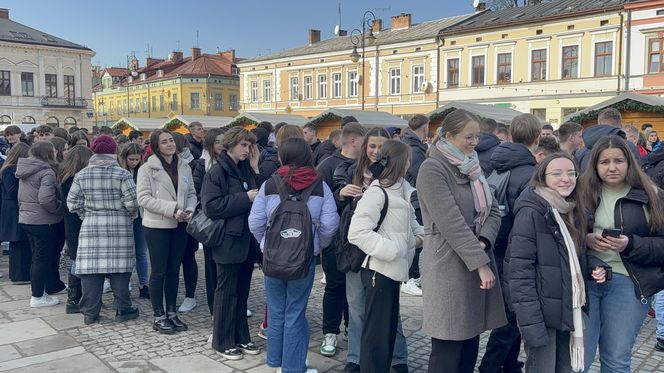 Maturzyści z Nowego Sącza zatańczyli poloneza na Rynku 