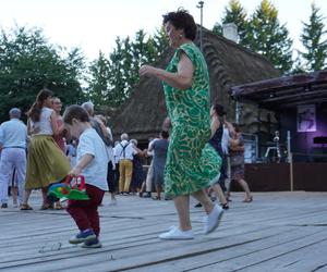 Sielanka na parkiecie w Muzeum Wsi Lubelskiej pod gołym niebem! Za nami kolejna potańcówka w rytmie miejskiego folkloru z Warszawy i Lwowa