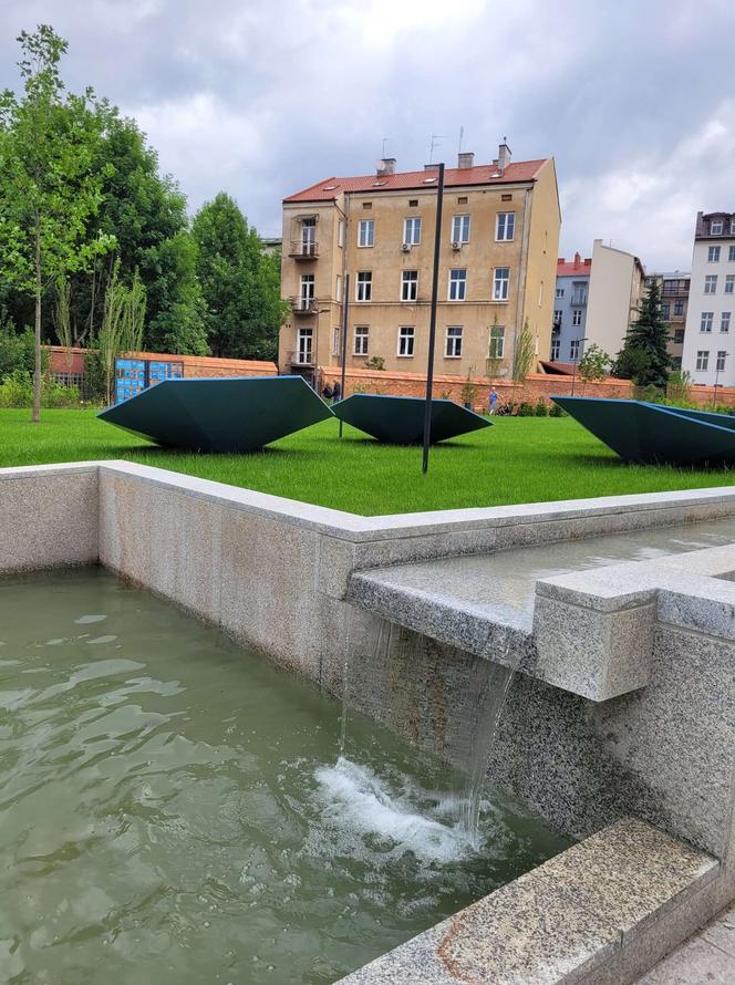 Park imienia Wisławy Szymborskiej przy ulicy Karmelickiej w Krakowie