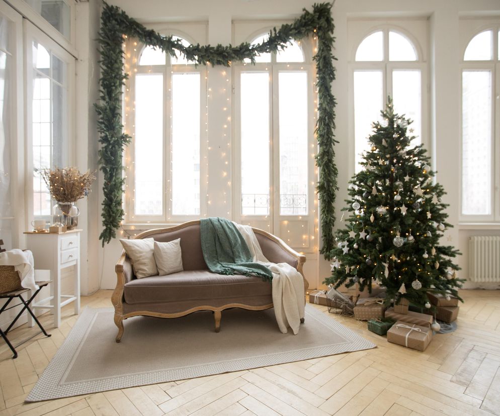 Czym zamiast firanek ozdobić okno na Boże Narodzenie? Najpiękniejsze inspiracje 2025