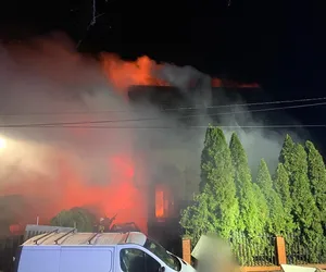 Pożar domu jednorodzinnego w Kamieńcu Ząbkowickim. Ludzie utknęli w płonącym budynku 