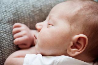 Niebezpieczne pozycje do snu dla noworodka. Mogą powodować SIDS!