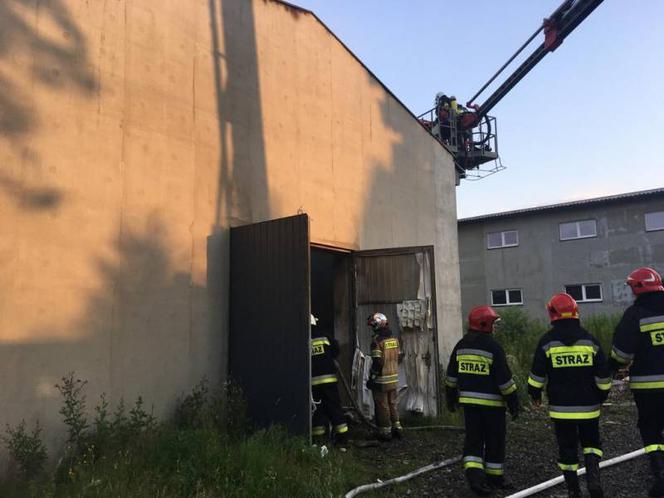Pożar magazynu w Wielopolu! Z ogniem walczyło 41 strażaków 