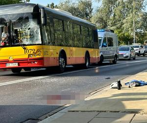 Czołowe zderzenie autobusu miejskiego z rowerzystą w Warszawie. Niedawno zginęły tam trzy osoby