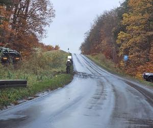 Wypadek w pobliżu Konotopu - wojskowa ciężarówka w rowie 