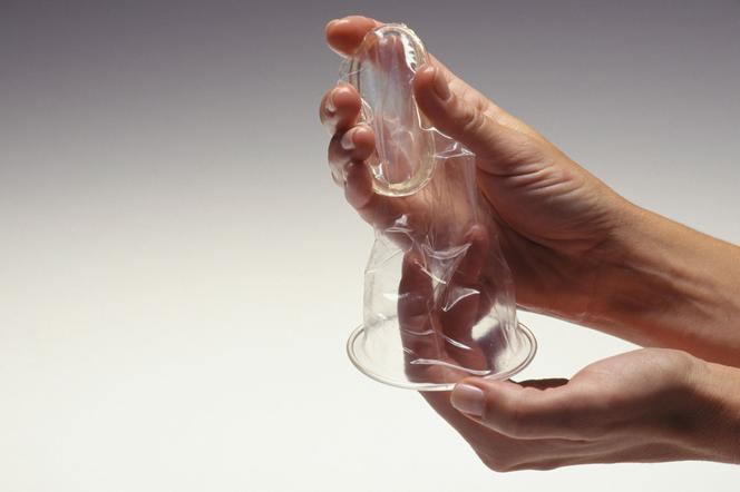 Femidom to prezerwatywa dla kobiet - pozanaj wady i zalety kobiecego kondomu