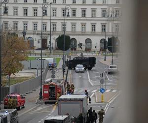 Wszedł na pomnik i twierdzi, że ma bombę. Policyjni negocjatorzy rozmawiająz desperatem