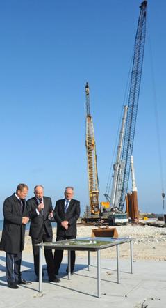 Premier na budowie terminalu LNG (2 października 2010, Świnoujście)