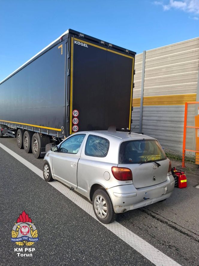 Wypadek na A1. Samochód wjechał w tył ciężarówki