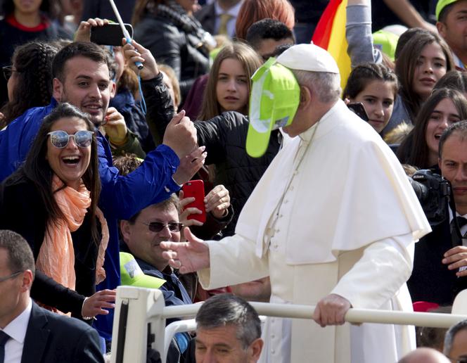 Czapka zaatakowała papieża