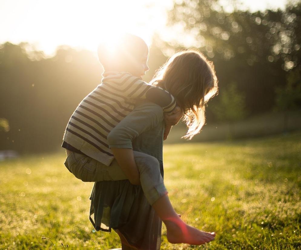 124 dzieci w Łódzkiem czeka na adopcję. Ośrodki szukają dla nich rodzin