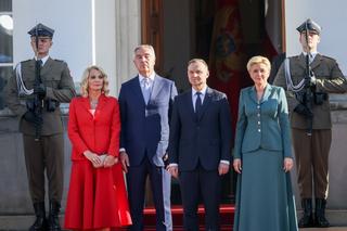 Agata Duda w bliźniaczym stroju, jak prezydentowa Czarnogóry! Która wypadła lepiej? Specjalista ocenia. Jedna z nich zdecydowanie wygrywa!