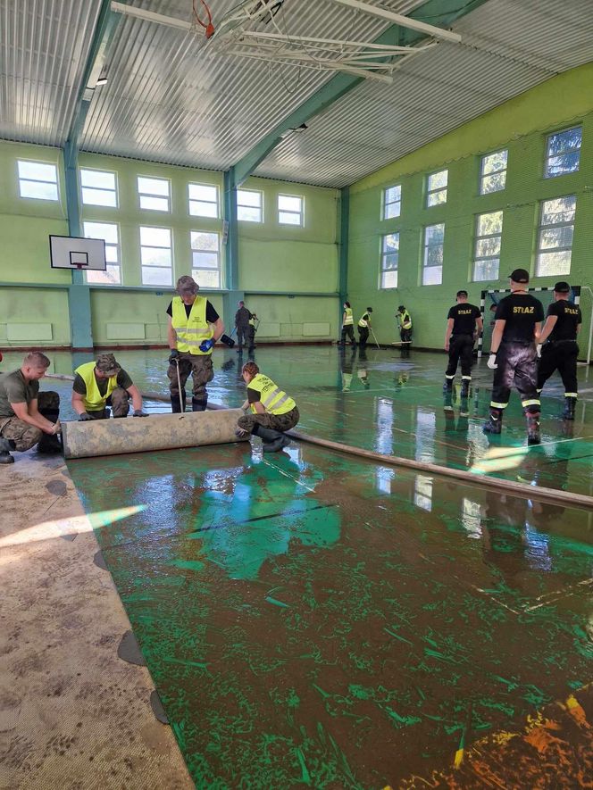 Bydgoskie szkoły pomagają uczniom i nauczycielom ze zniszczonej w powodzi placówki we Wleniu. Każdy może się przyłączyć