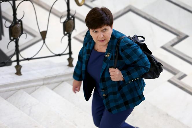 Znany projektant mody miażdży Szydło. Wysyła ją po porady do Agaty Dudy! 