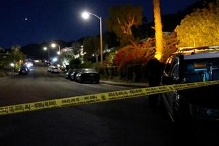 Policja i członkowie rodziny w domu Matthew Perry'ego w Pacific Palisades po tragicznej gwiazdy „Przyjaciół”