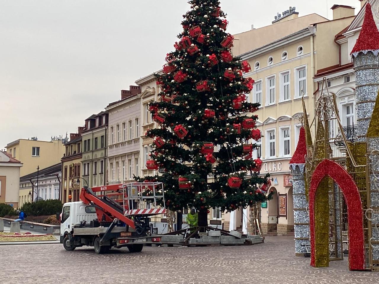 Z rzeszowskiego Rynku znika świąteczna choinka. Rzeszów żegna się ze świątecznym klimatem