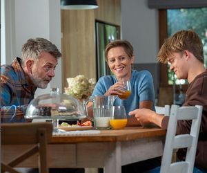 Na sygnale. Wiktor (Wojciech Kuliński), Anna (Lea Oleksiak), Czarek (Maksymilian Balcerowski)