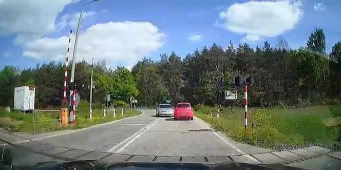 Policjanci ujawnili dramatyczne nagranie. Zderzenie trzech aut na przejeździe kolejowym