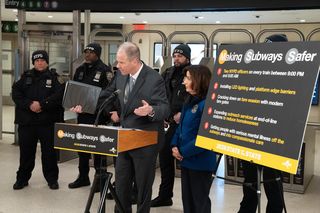 Nocne pociągi metra pod obstawą policji, czyli nowe pomysły gubernator stanu