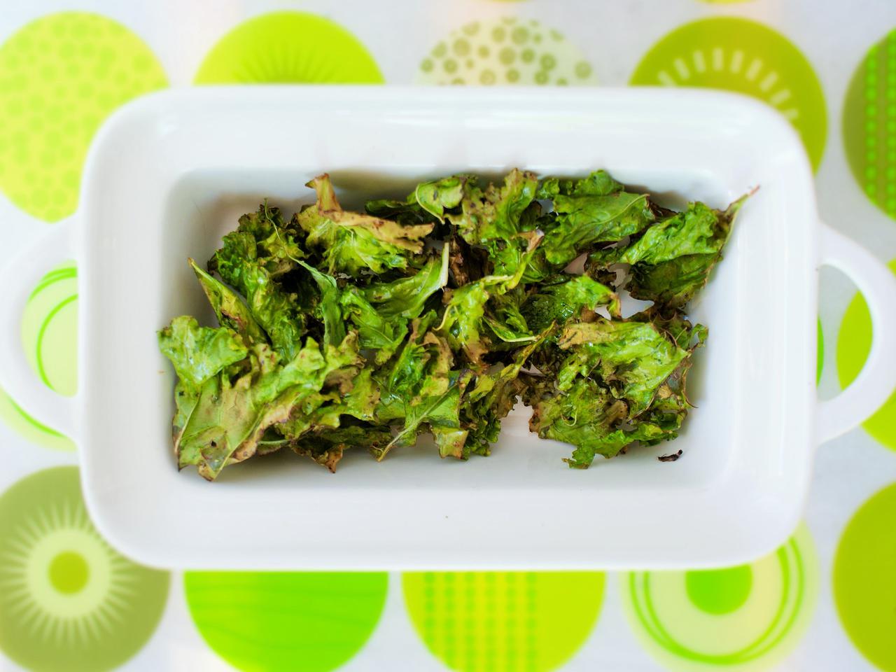 Chipsy z jarmużu - przepis na zdrową wegańską przekąskę