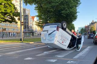 Niecodzienny wypadek przy Galerii Kaskada. Furgonetkę obróciło do góry nogami! 