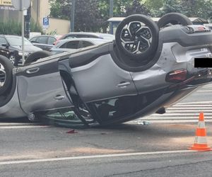 Dachowanie na rondzie Jagiellonów w Bydgoszczy! Kierowca z mandatem [ZDJĘCIA]