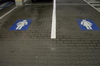 Miejsca parkingowe dla kobiet. Większe od standardowych, lepiej oświetlone. Wywołują kontrowersje 