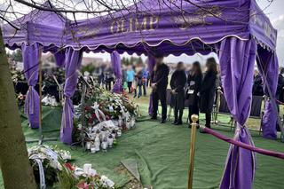 Świecki pogrzeb Tomasza Komendy. Modlitwy nad grobem jednak nie zabrakło 