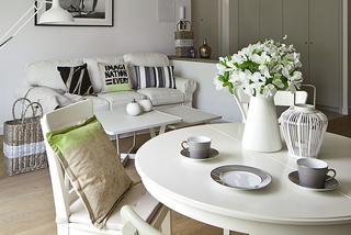 Białe meble w salonie