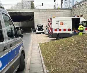 Śmiertelny wypadek w centrum Warszawy. Kierowca wjechał w ścianę tunelu