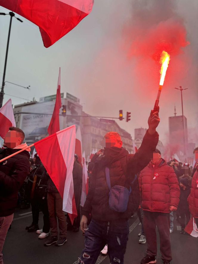 Uczestnicy Marszu Niepodległości weszli na przystanek autobusowy